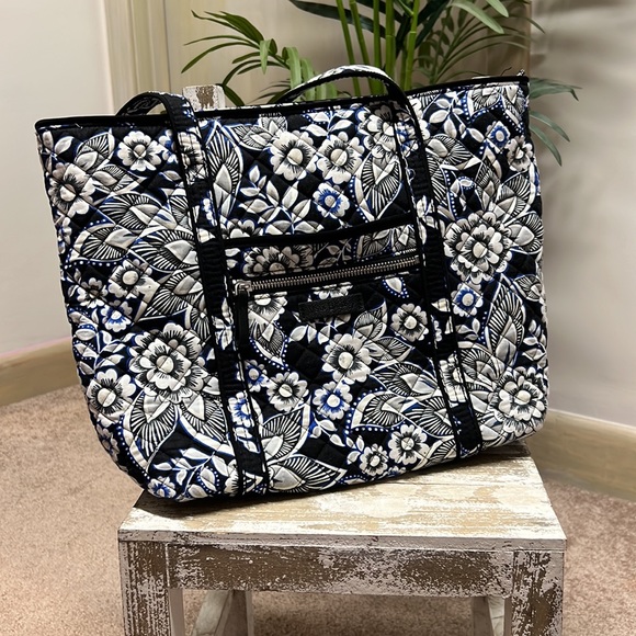Vera Bradley Handbags - Vera Bradley Tote Bag